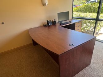LIKE NEW!! Barely used L shaped Office desk