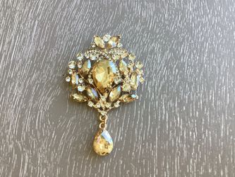 Gorgeous Golden Champagne Colored Water Drop Brooch W/ Pear Shaped Crystals & Sparkling Rhinestones