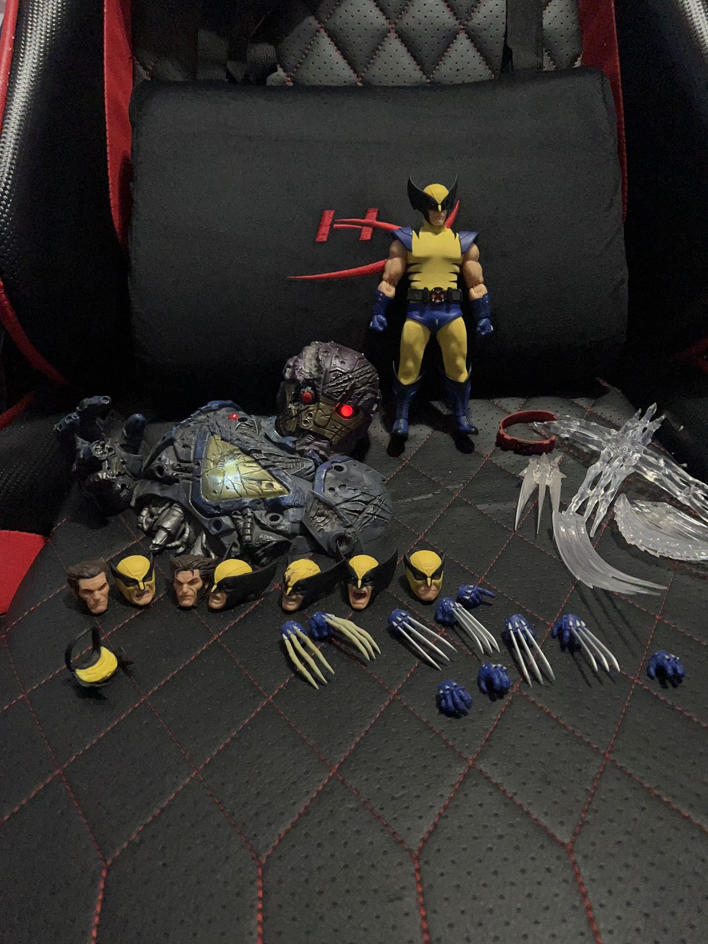 Mezco Wolverine READ