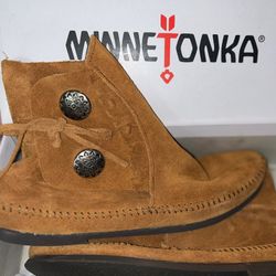 MINNETONKA Brown Boot MOCCASIN STYLE