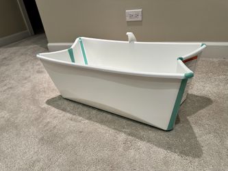 Stokke Flexi Bath and 2 kids chairs