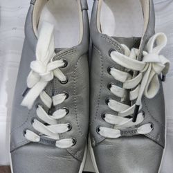 tennis shoes size 11