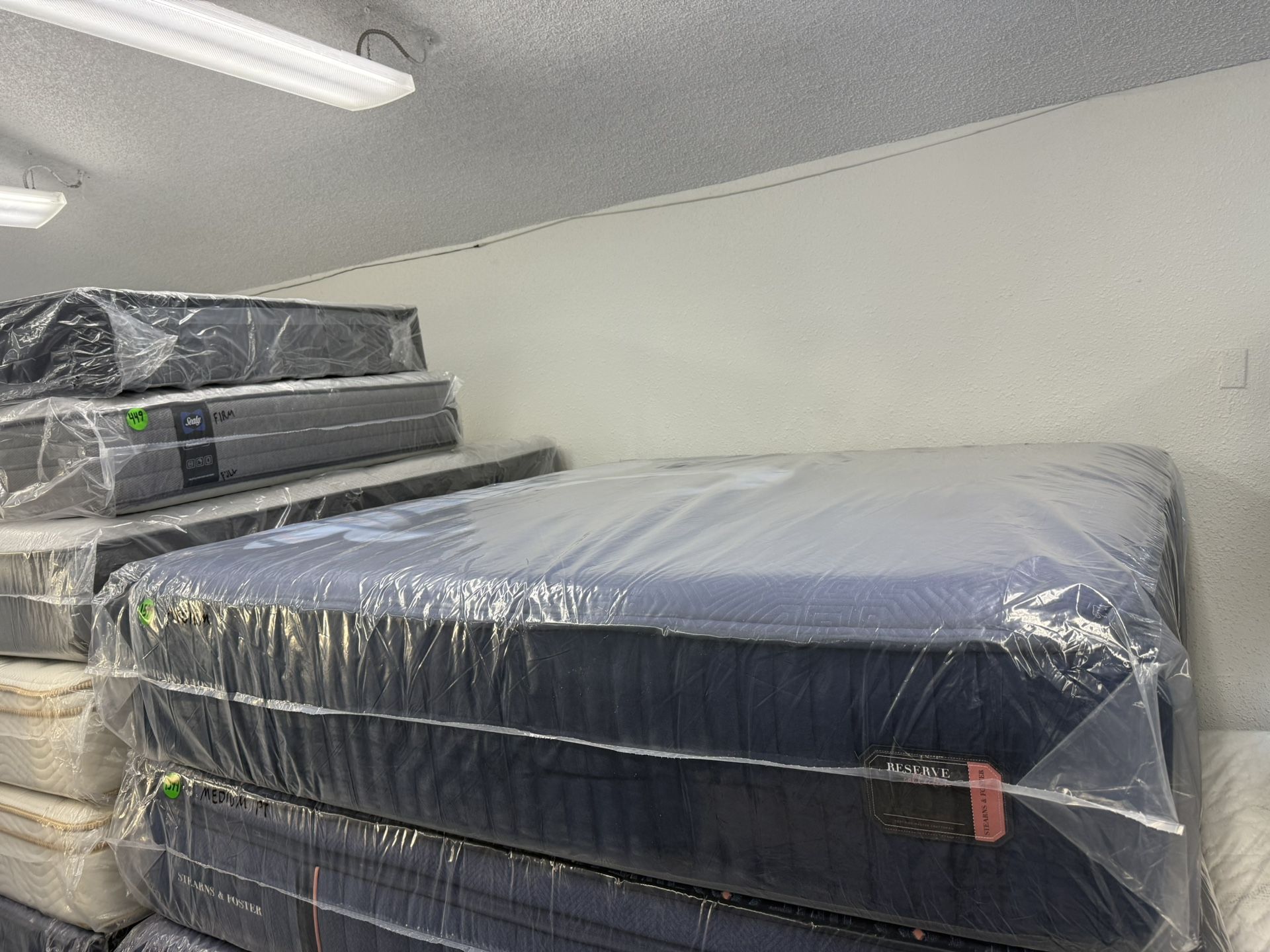 KING SIZE STEARNS & FOSTER RESERVE (MEDIUM) TIGHT TOP MATTRESS & BOX SPRINGS BED SET