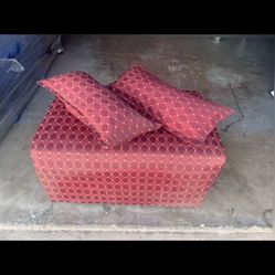Ottoman With 2 Pillows 