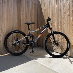 26 Inch Giant Yukon EX Full Suspension Mountain Bike Frame Size Small Need Some Work Open To Trades.needs a chain and the derailer connected 350 dolla