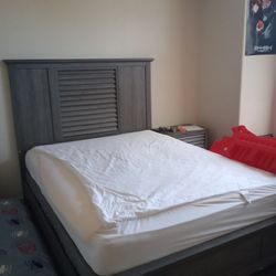 Queen Bedroom Set $200 