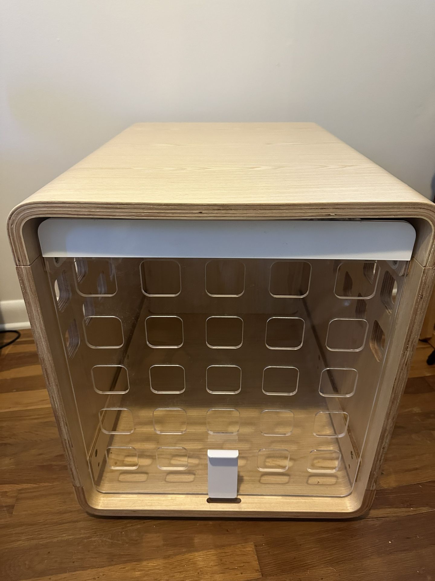 Small Fable Dog Crate, Like New! 