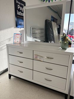 New dresser w mirror !! Nuevo dresser con espejo