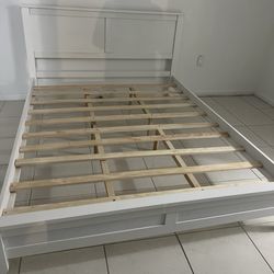 White Queen bed . Cama queen Blanca