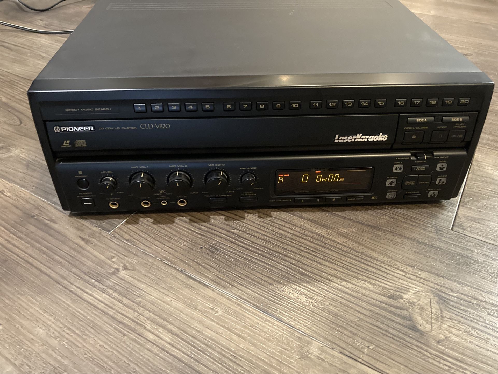 Pioneer CLD-V820 Karaoke LD/CD Multi Laser Disc Player