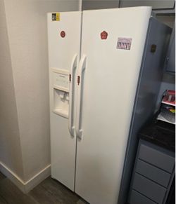 Frigidaire Side-by-Side Refrigerator ā $80