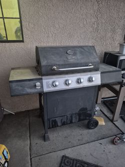 Dyna-Glo 4-burner propane gas grill