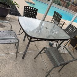 Patio Table And 5 Chairs .