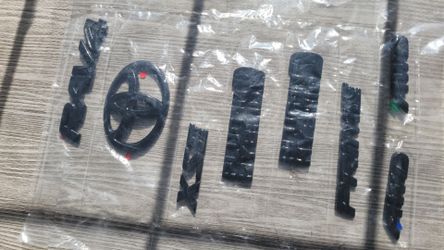 Toyota Rav 4 emblem black out
