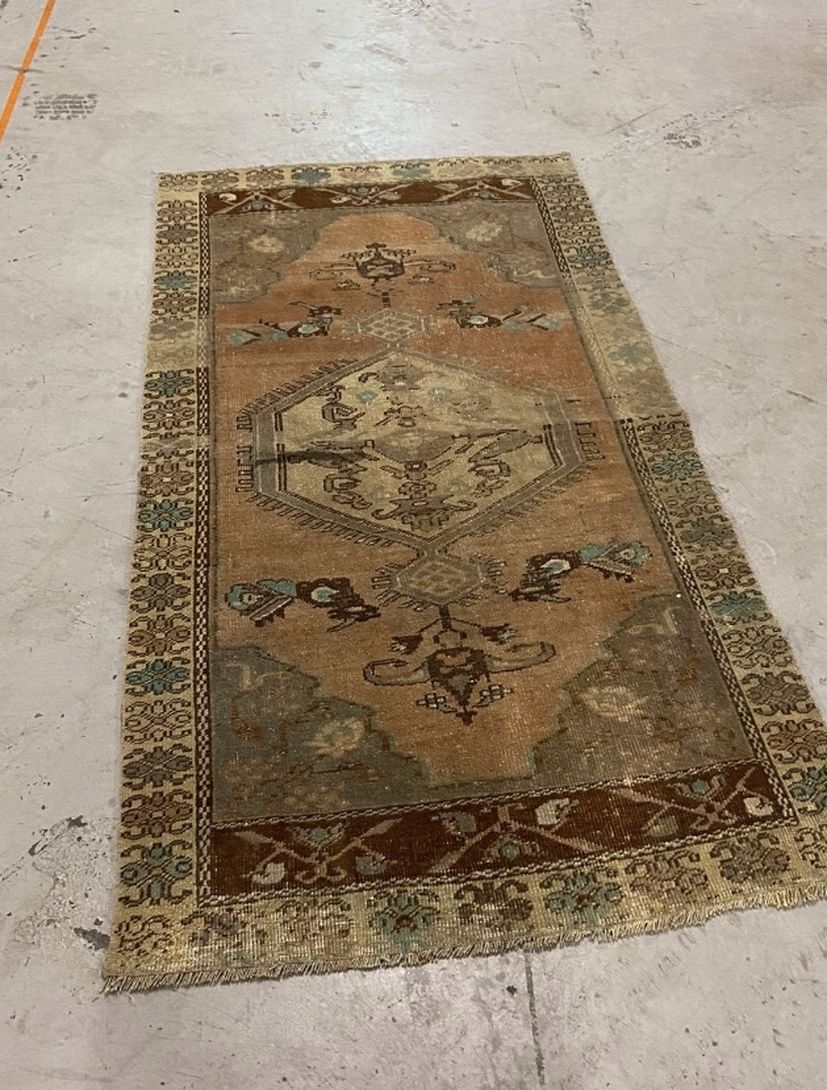 Persian Rug (2.9’ X 5.8’)