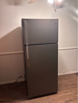 🧊 MUST SELL - MOVING NEXT WEEK | GE Refrigerator (Silver) 17.5 Cu. Ft — $175