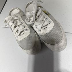 Women's Footwear: 👟   Sneakers