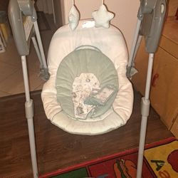 Graco Slim Spaces Compact Baby Swing