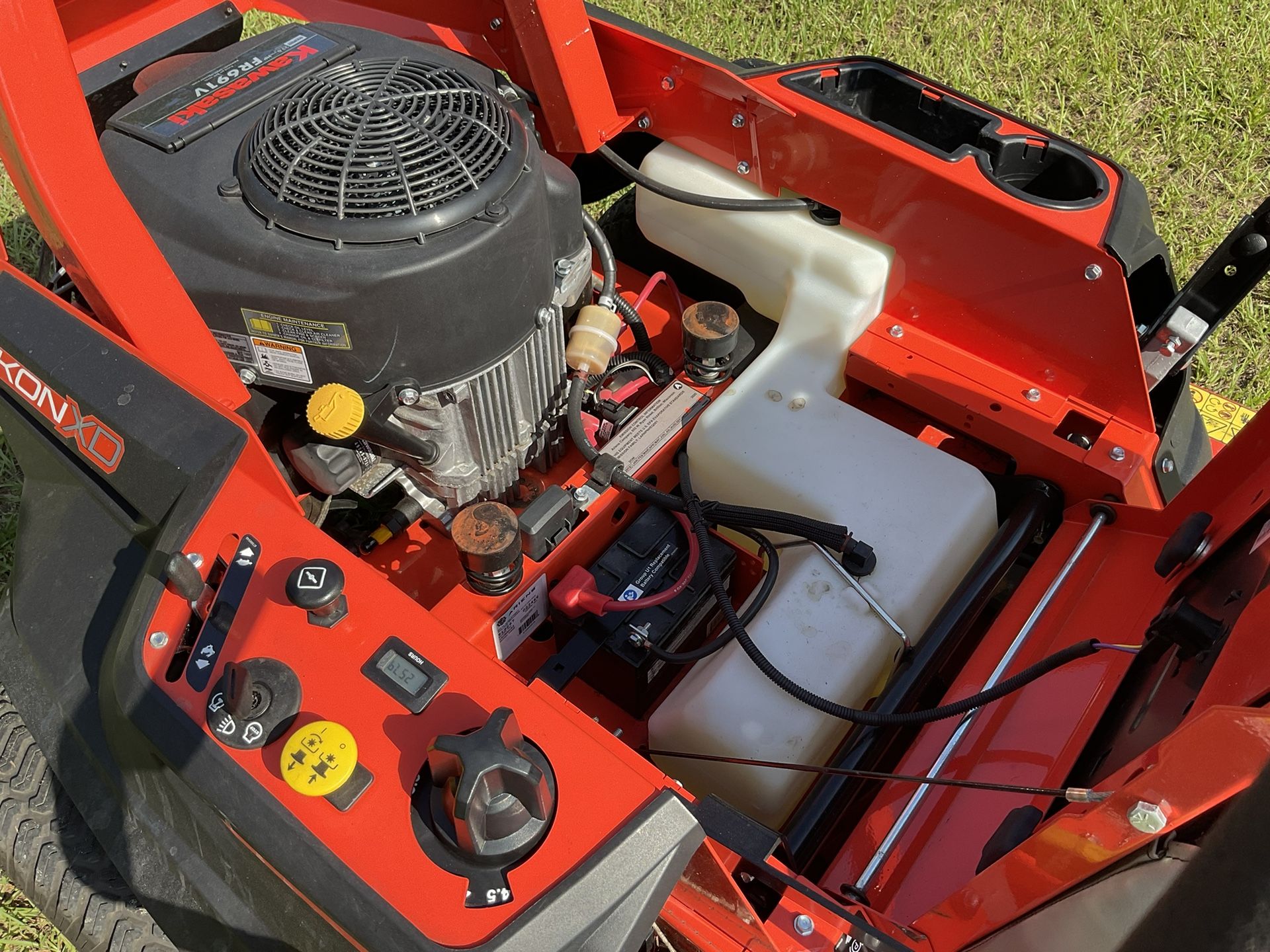 ARIENS IKON XD 52 With Kawasaki Fr 23 Horse Engine. This Mower Is In