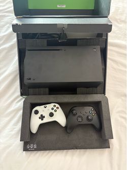 🎮 Xbox Series X 1TB Bundle – 2 Controllers – Astro A10 Headset – Original Box – $500 OBO