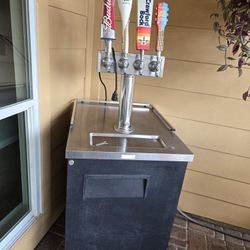 4 Tap Kegerator W/CO2 and Kegs