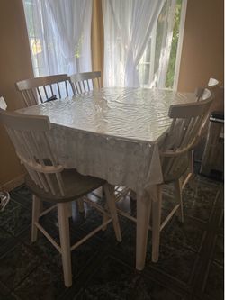 Extendable Dining table with chairs