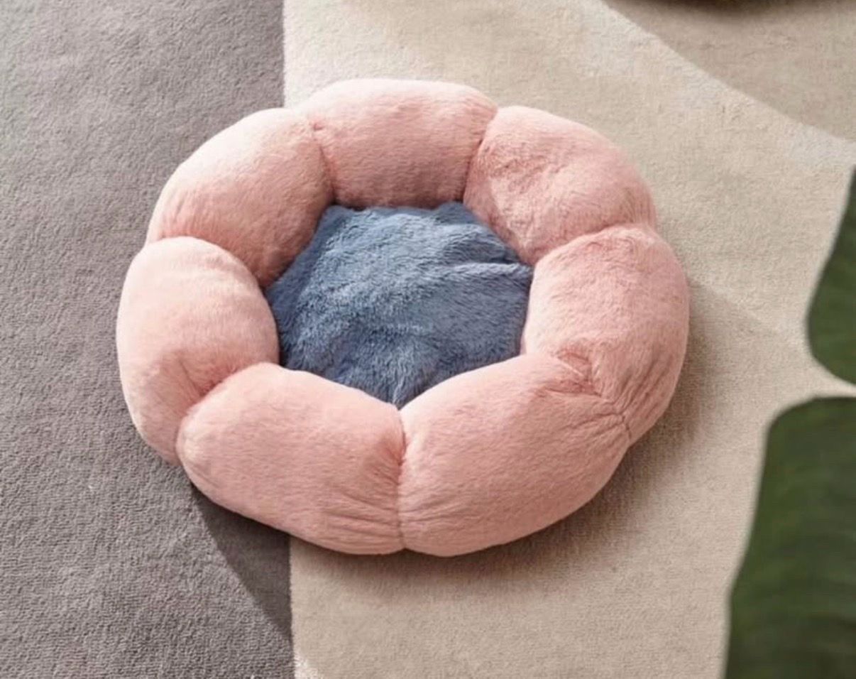 New Plush Flower Pet Bed – Soft & Cozy Cat/Small Dog Bed