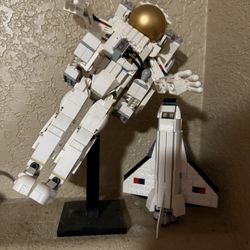 lego astronaut and space shuttle 