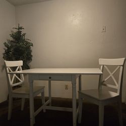 Farmhouse/Cottagecore Table And Chairs