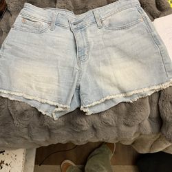 Levi’s Mid Rise Shorts 6/28
