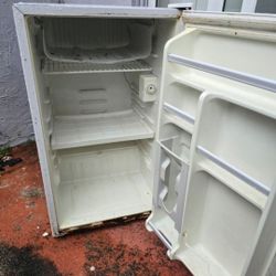 Magic Chef Mini Fridge 