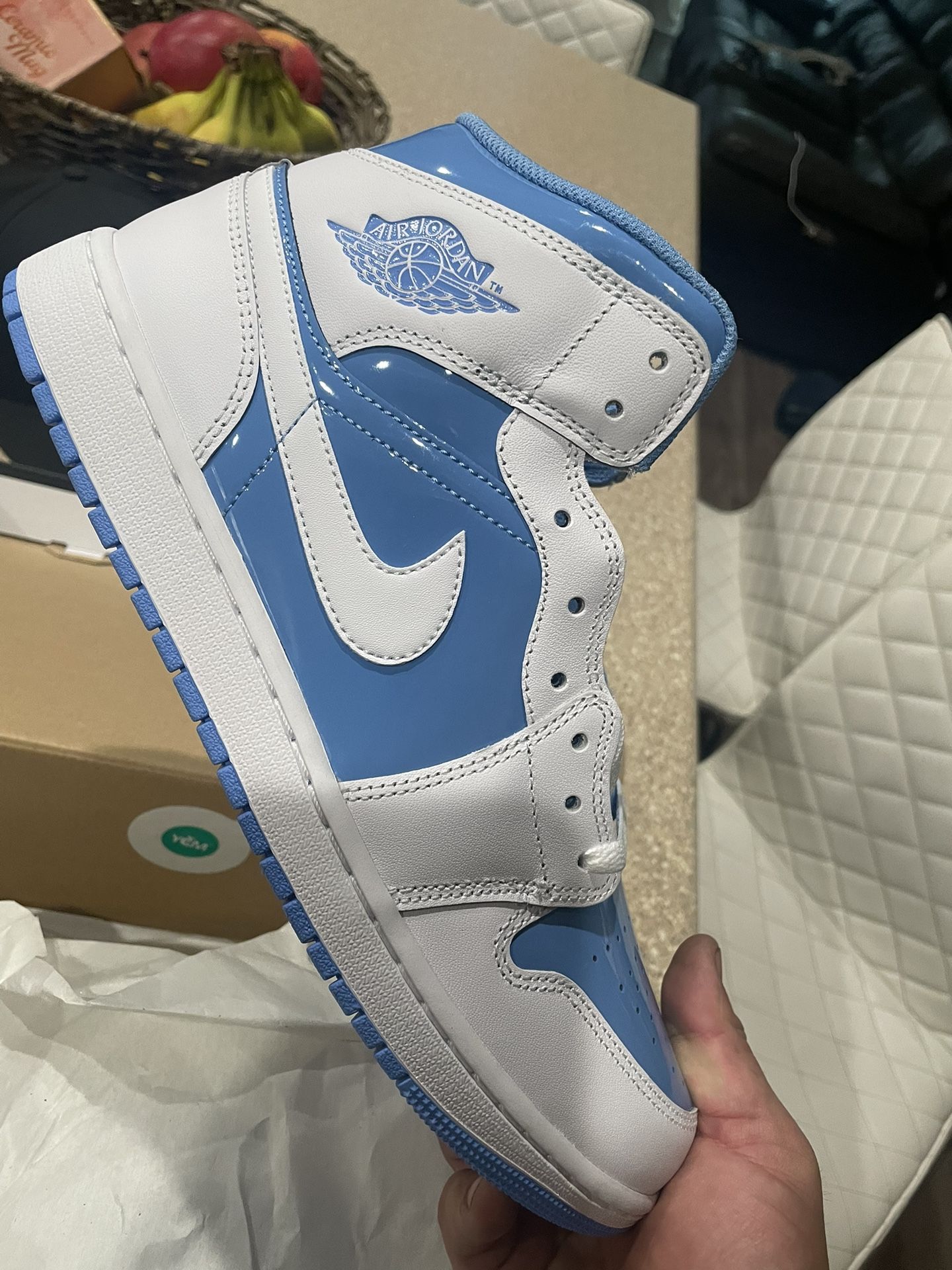 Jordan 1 Mid Legend Blues