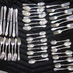 Vintage 1847 Rogers Bros. Silver-plated Flatware Set “Rememberance”