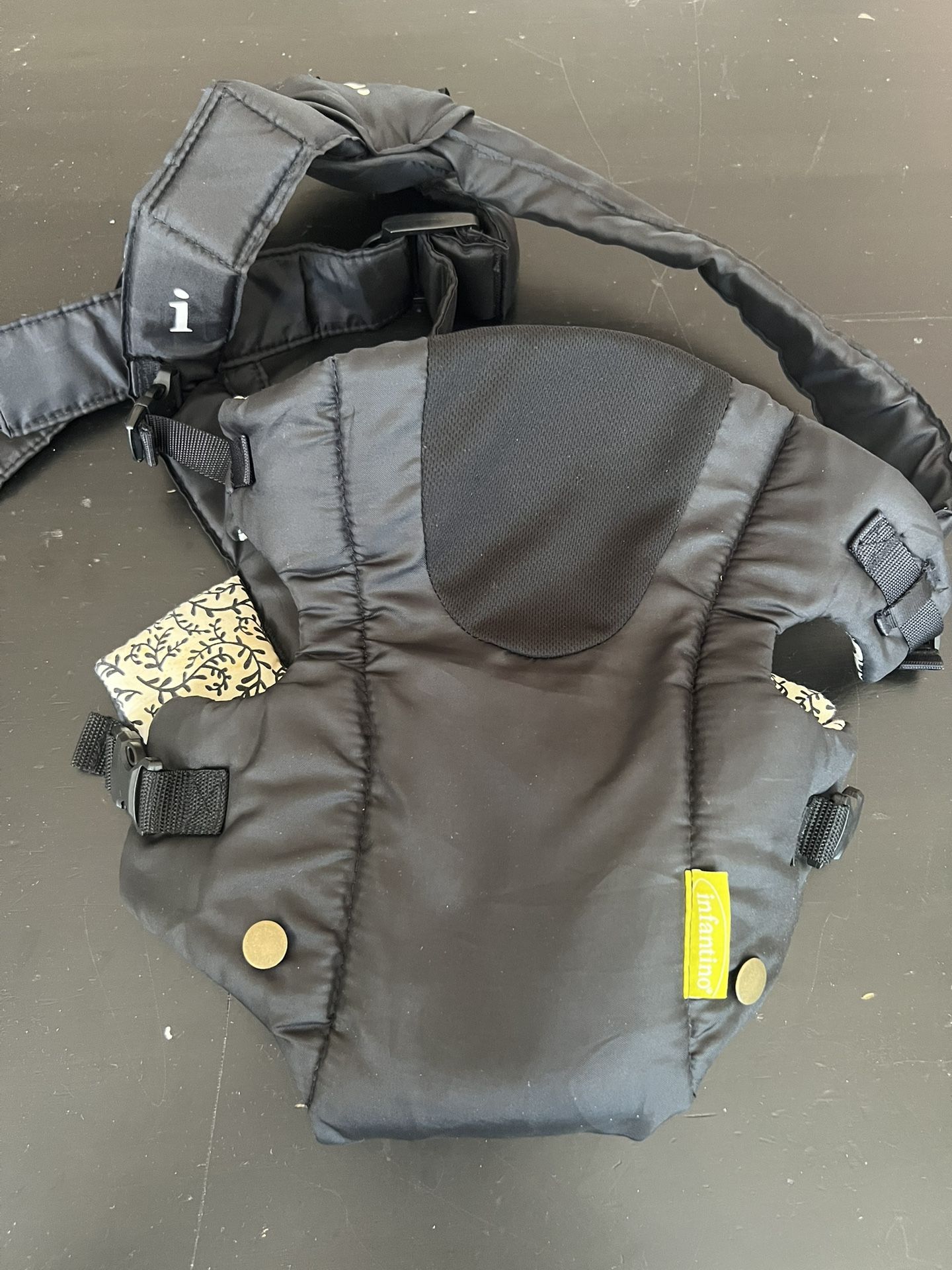 Infantino Cozy Premium Baby Carrier. (8-25 Pounds) Used. Good Condition