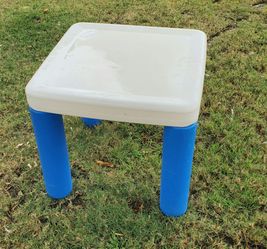 Kids little tikes table