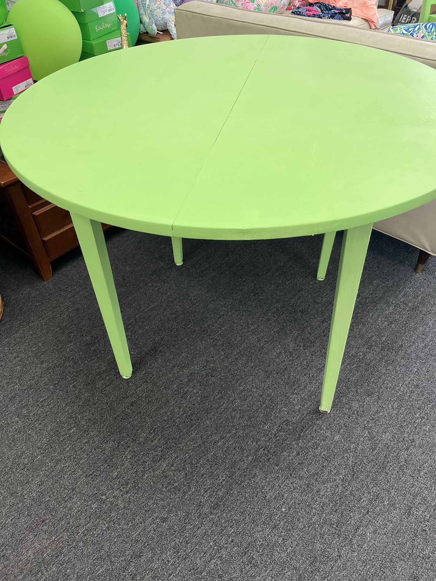 Elegant green round table