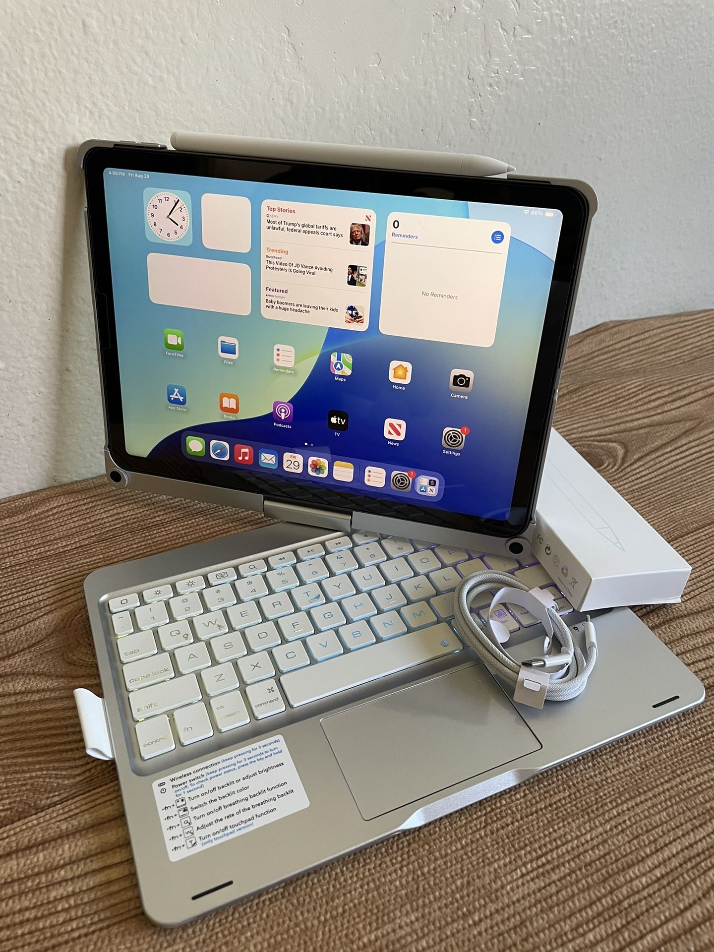 Apple iPad Air 5th Generation (M1 chip / 2022) 64GB with keyboard, pencil & Accessories