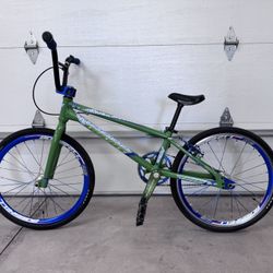 Avent Viper Bombshell Twenty20 