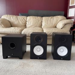 Pair of Yamaha speakers & subwoofer.