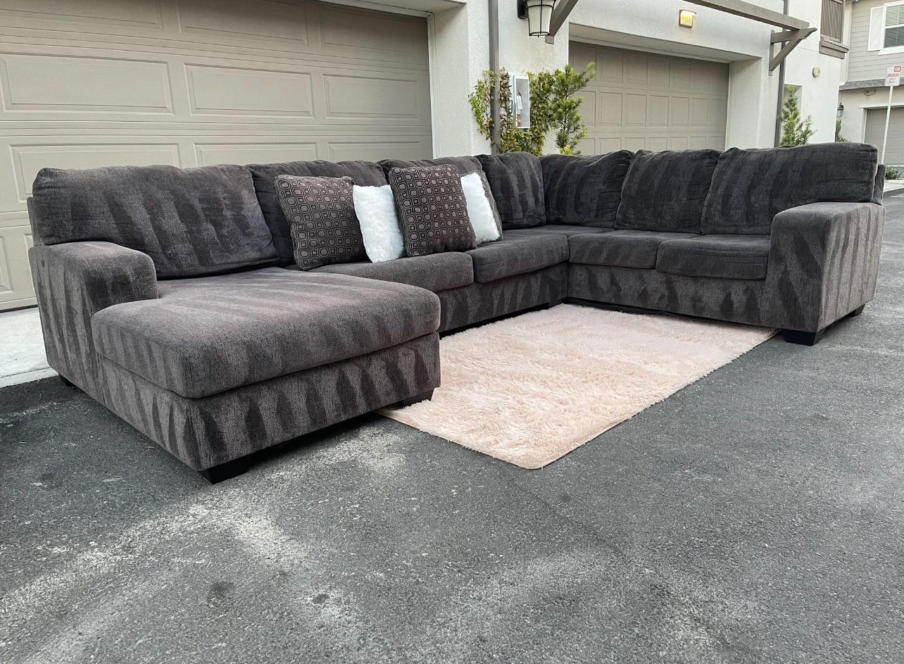 Huge Dark Grey sectional Couch Sectional In Excellent Condition - FREE DELIVERY ๐