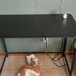MULTIPURPOSE DESK WITH OUTLETS / USB 40"X24"X36"