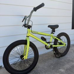 Mongoose Kids’ Scan 18” BMX Bike