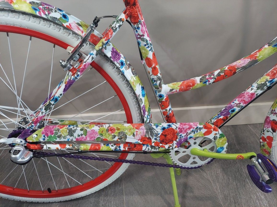 Alice & Olivia Limited Edition womans bike 3 speed , 28" tires ,Like New YES ITS AVAIL