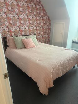 Queen bed black. Mattress and bedding included