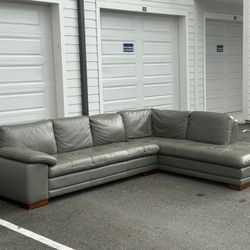ITALIAN LEATHER SECTIONAL COUCH IN GOOD CONDITION - DELIVERY AVAILABLE 🚚