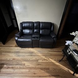 Auto Reclining Leather Couch With Cupholders. 