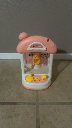Toy claw machine