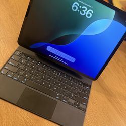 iPad Pro 5th Gen (12.9”, 256GB) + Magic Keyboard – Excellent Condition