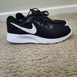 Nike Woman Tajun Running Shoes.