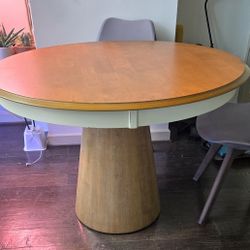 ROUND DINNING TABLE